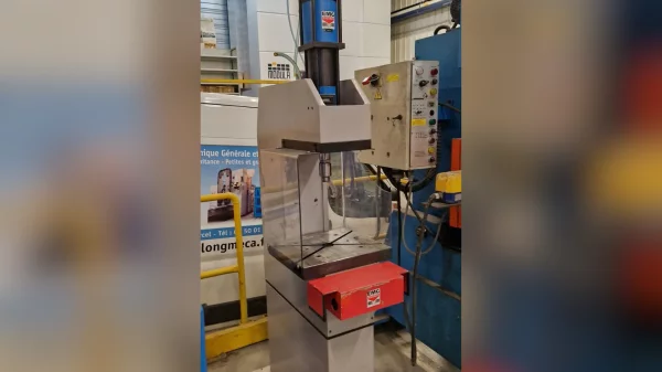 Prensa hidroneumática usada EMG 6,9T-100-25